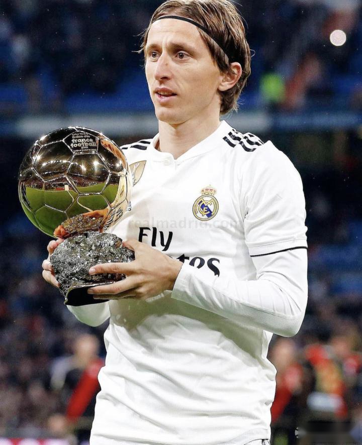 记者：为备战世界杯将继续留在墨超，J罗正与美洲狮队谈判